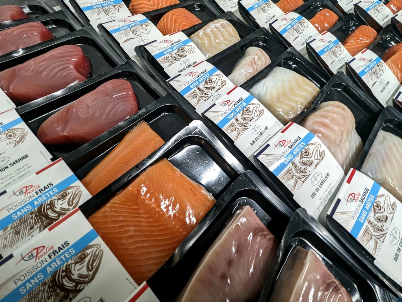 Assortiment de poissons frais en barquettes SkinPack Les Pirates