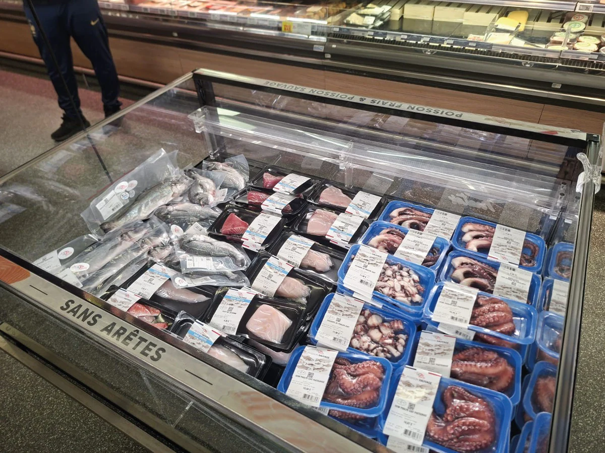 Barquettes de poissons SkinPack dans un coffre réfrigéré en magasin