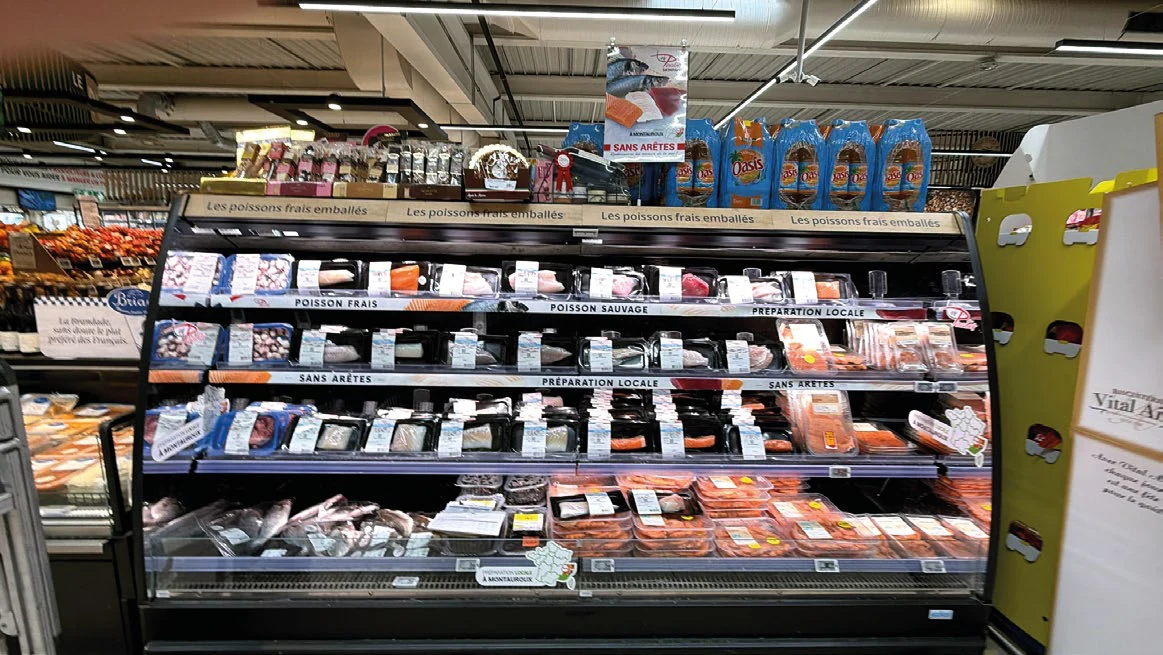 Meuble réfrigéré à plusieurs niveaux présentant des poissons SkinPack en supermarché