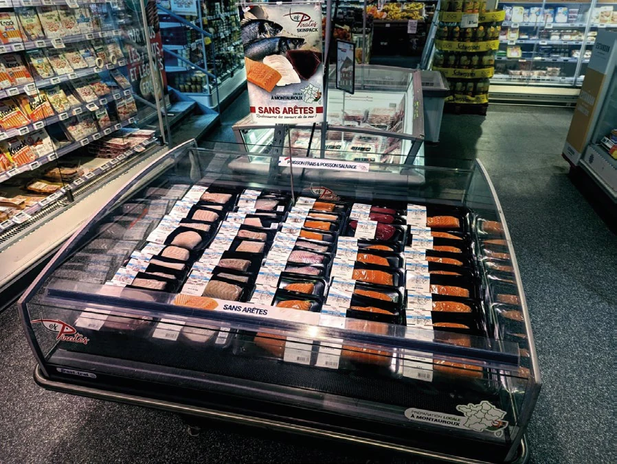 Présentoir réfrigéré de poissons SkinPack vu de face, avec son affiche