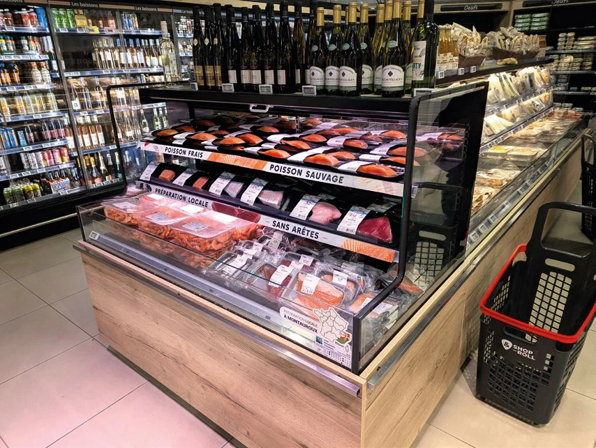 Meuble réfrigéré de poissons SkinPack à proximité des rayons frais et des boissons