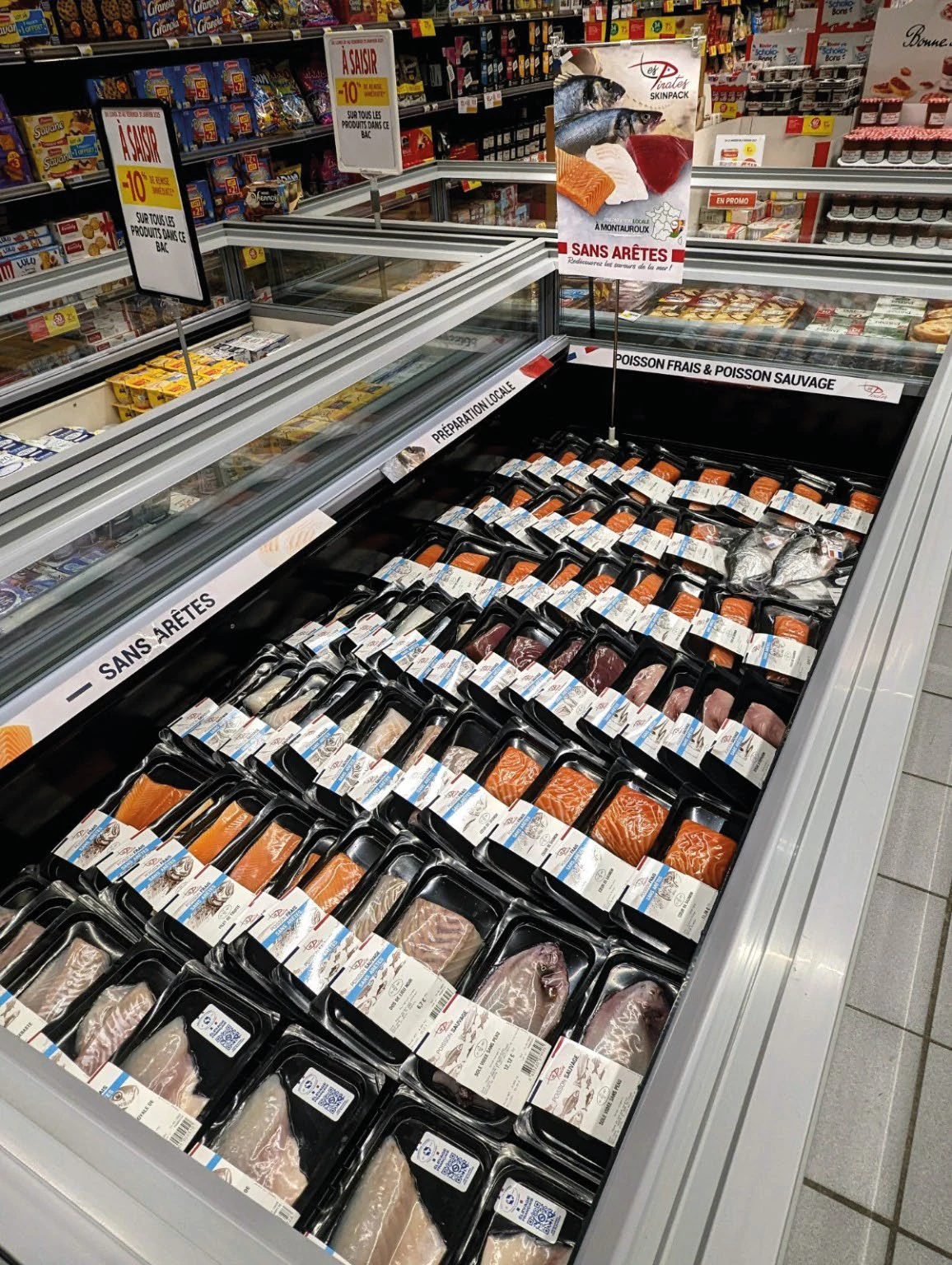 Barquettes SkinPack alignées dans un rayon réfrigéré, vues en perspective