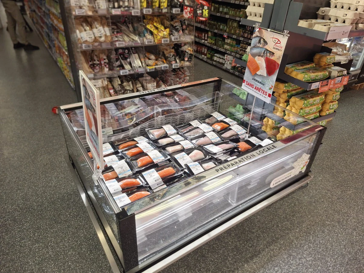 Îlot réfrigéré de poissons SkinPack dans une allée de supermarché