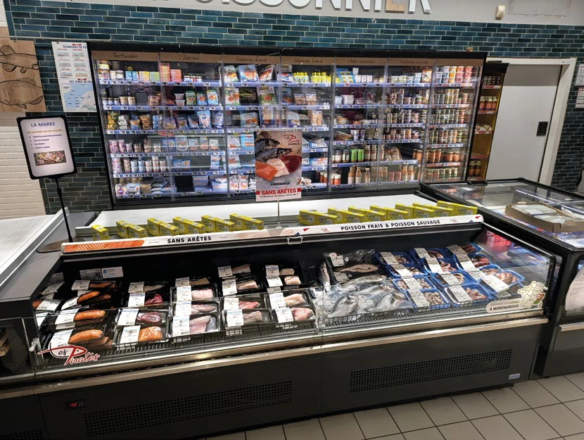 Îlot réfrigéré de poissons SkinPack devant le rayon des boissons
