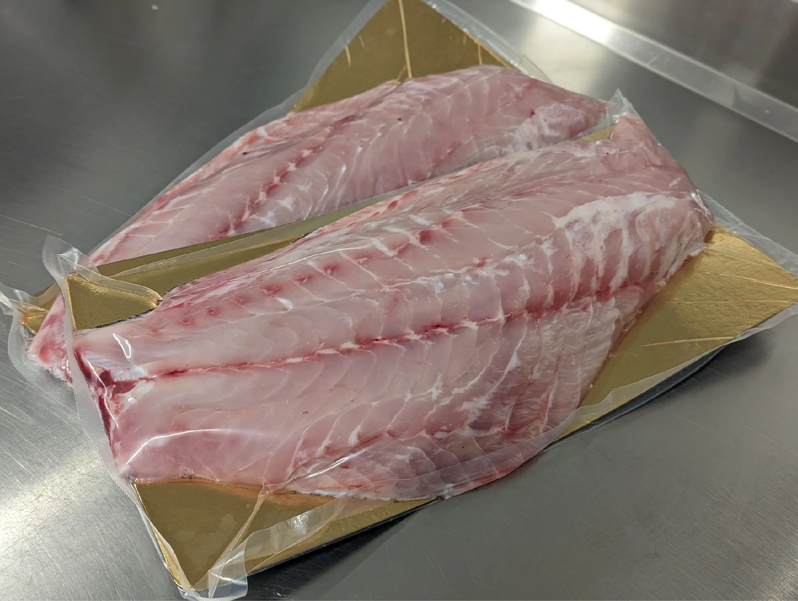 Sélection de filets sur plaques dorées, sous vide