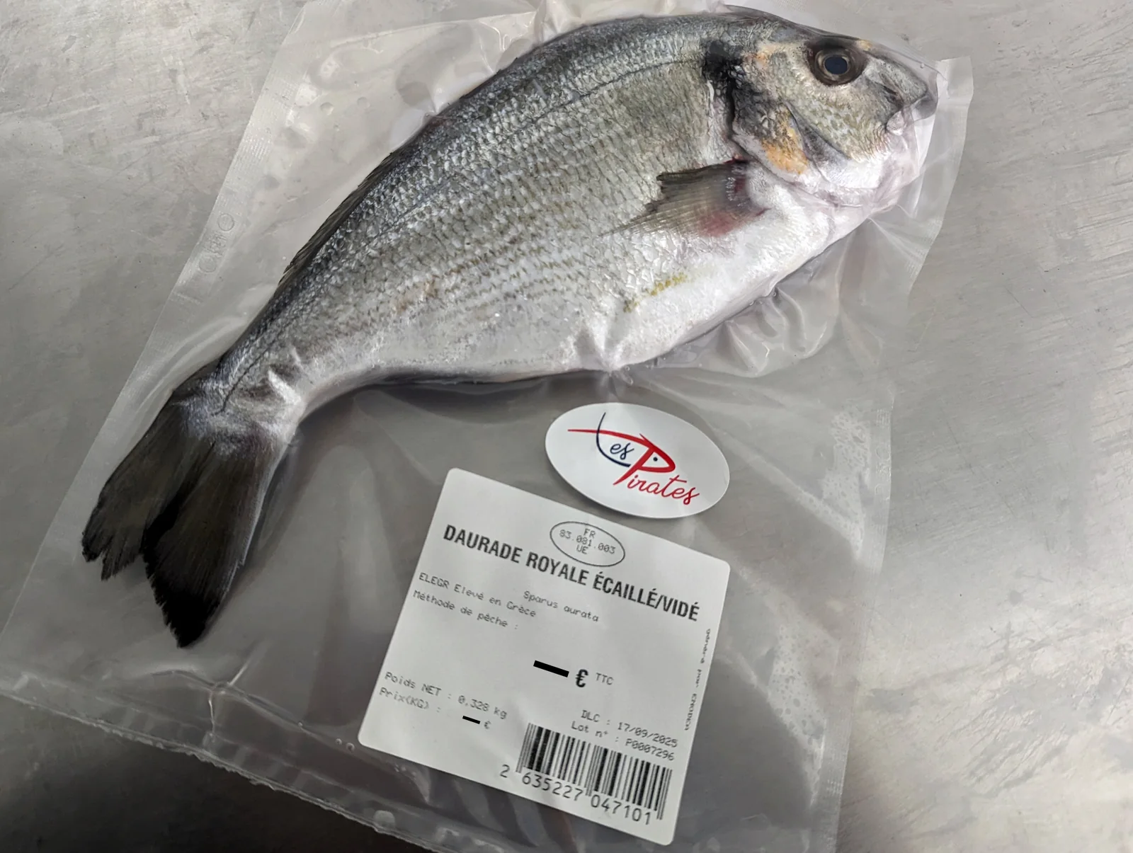 Daurade royale entière conditionnée sous vide avec une étiquette Les Pirates